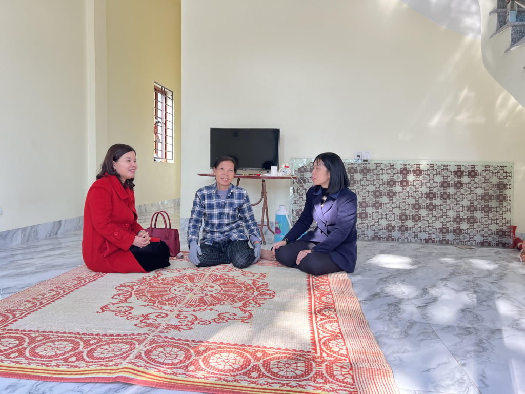 Ms. Bui Thi Toan, village 4, Song Khoai commune shares the joy of her new house with the staff of Labor, Invalids and Social Affairs of Song Khoai commune and the town.