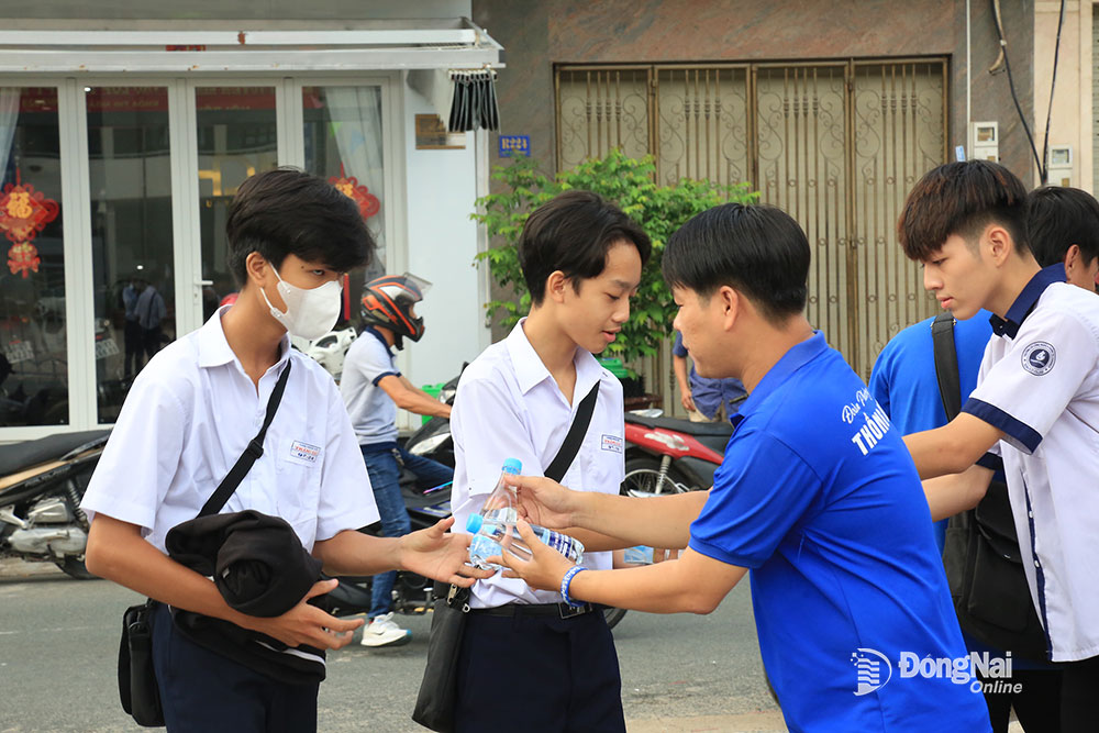 통녓 중학교(비엔호아 시) 시험장에 도착한 응시자들은 젊은 자원봉사자들로부터 무료로 물을 받았습니다.