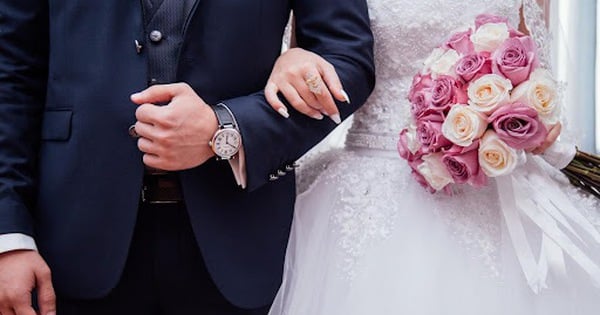 結婚式の最中に妻から夫が虐待を受ける