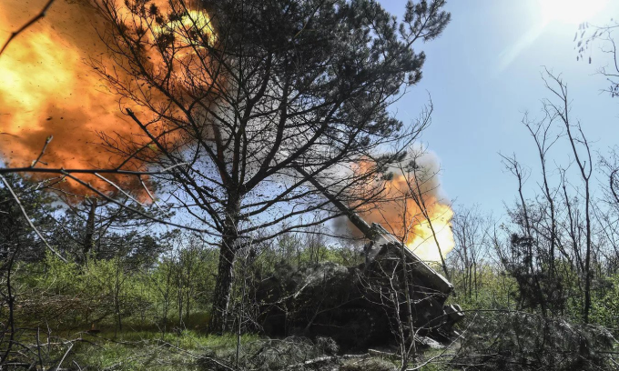 ロシアのギアツィントS自走砲が5月3日にウクライナ南部戦線で砲撃した。写真: RIAノーボスチ