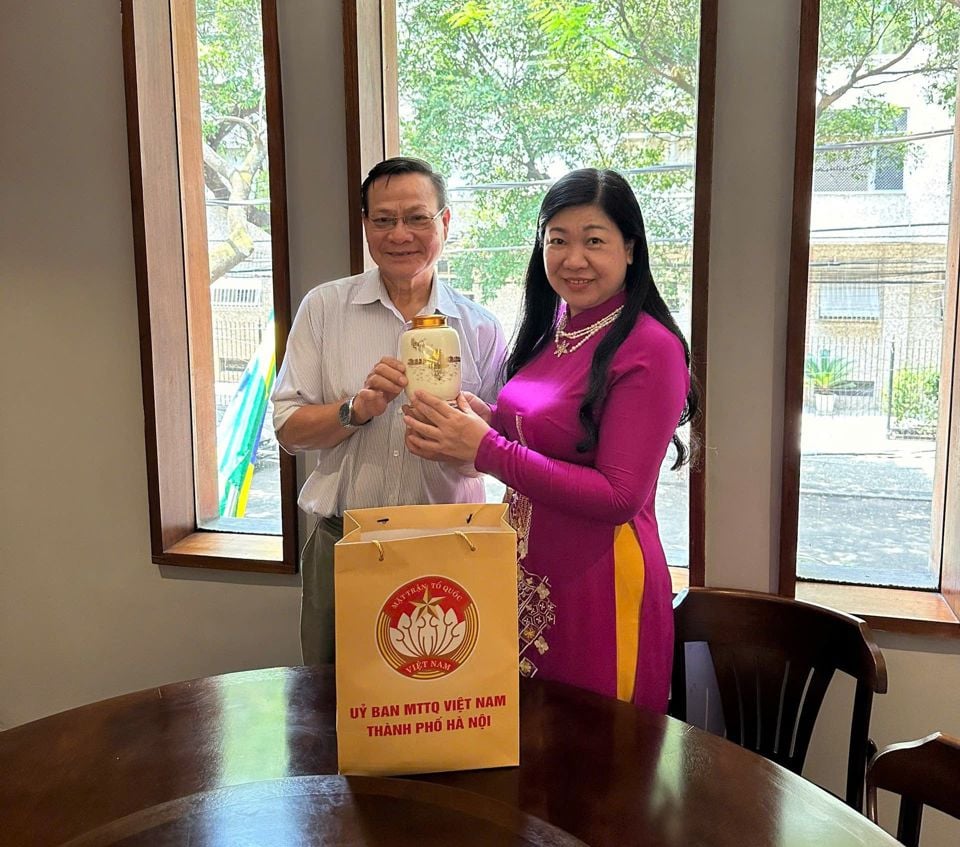 La présidente du Comité du Front de la Patrie du Vietnam de la ville de Hanoi, Nguyen Lan Huong, a offert un cadeau à M. Nguyen Van Nghia, un Vietnamien d'outre-mer vivant et travaillant à Rio de Janeiro.