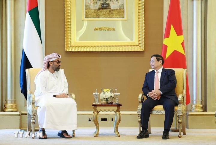 Prime Minister Pham Minh Chinh received National Security Advisor and Deputy Governor of Abu Dhabi Sheikh Tahnoon Bin Zayed Al Nahyan. (Photo: Duong Giang/VNA)