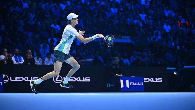 Sinner lors d'une attaque lors du match contre Medvedev au stade Pala Alpitour le 18 novembre. Photo : ATP