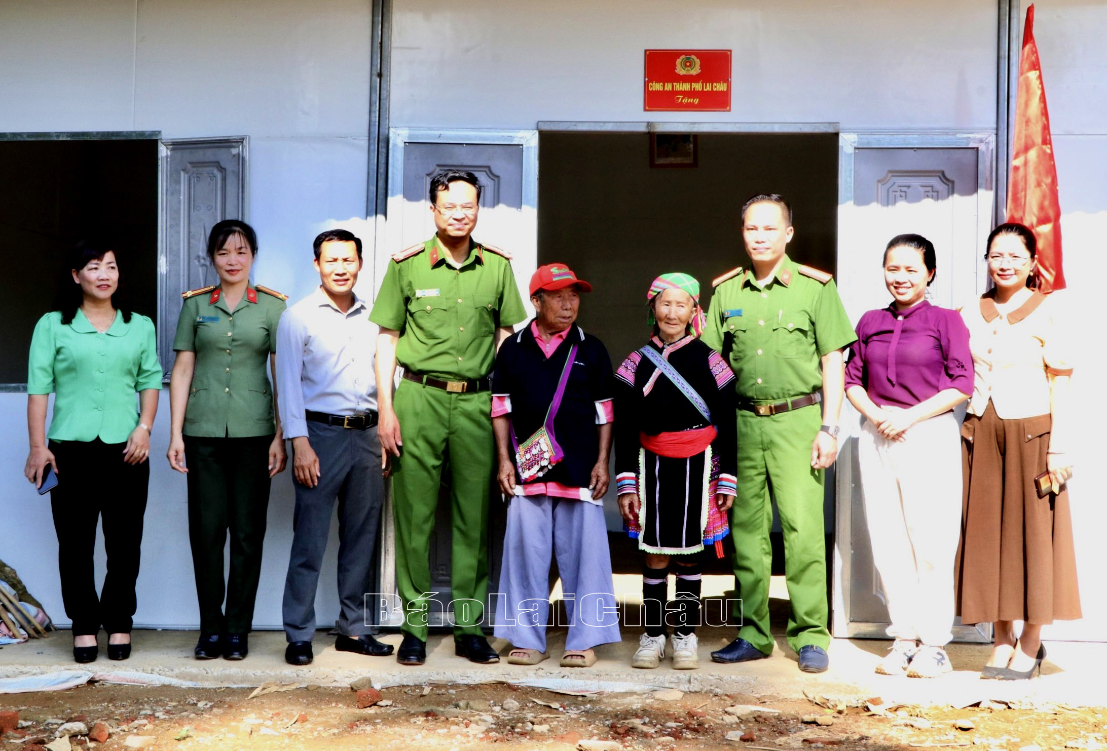 Lãnh đạo Công an thành phố Lai Châu, UBND xã Sùng Phài trao tặng nhà cho vợ chồng ông Súa. 