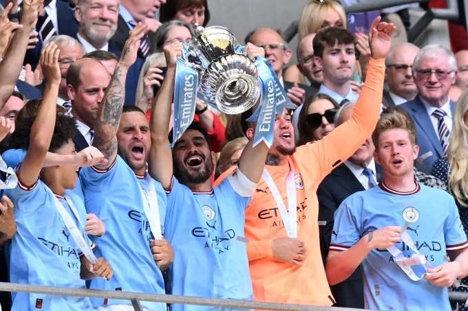 De Bruyne (derecha) en el momento en que su compañero de equipo Gundogan levantó la Copa FA en el estadio de Wembley el 3 de junio. Foto: Sun