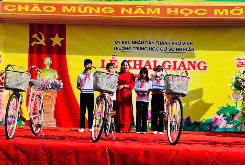 Cùng với lễ khai giảng, nhiều học sinh nghèo vượt khó học giỏi tại TP Vinh được tặng những món quà đặc biệt để phục vụ cho việc đi lại, học tập tốt hơn. 