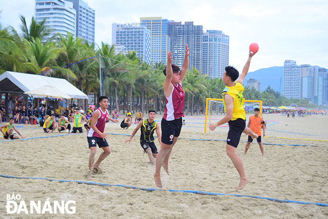 Après la cérémonie d'ouverture, le match entre l'équipe de handball de plage de Da Nang (maillots violets) et Hanoi a été féroce et passionnant.