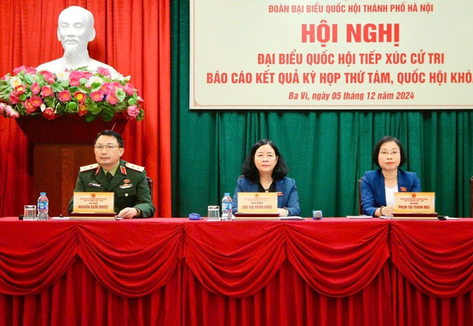 Secretary of the City Party Committee Bui Thi Minh Hoai and National Assembly deputies of the Hanoi National Assembly Delegation met with voters of Ba Vi district.