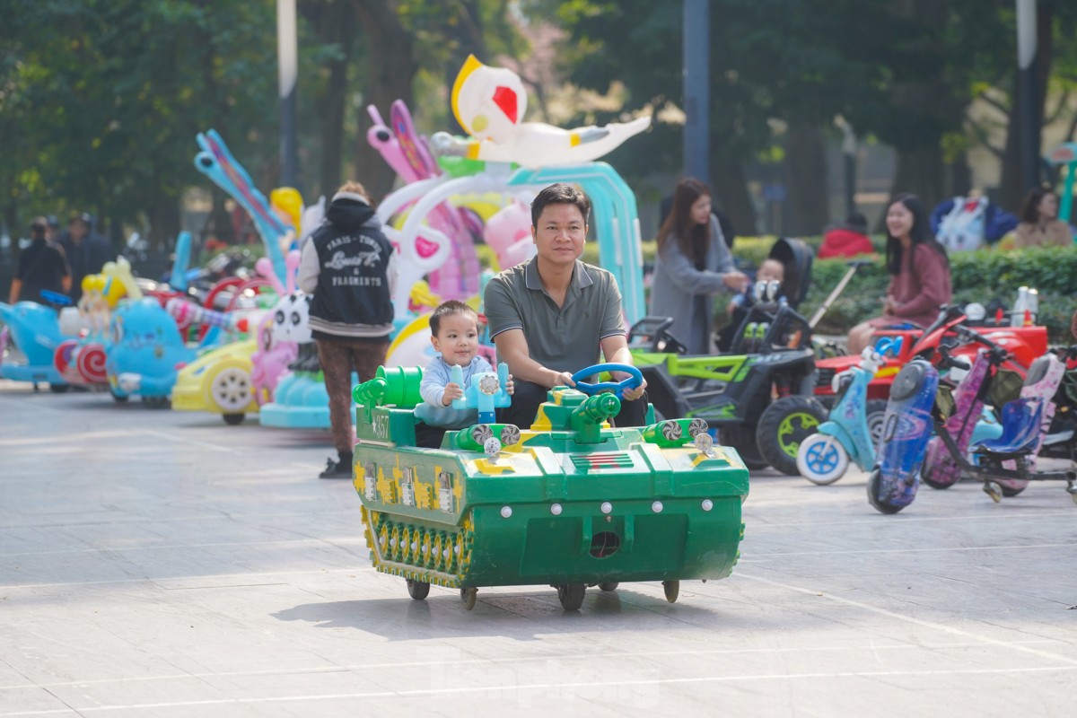 La gente de Hanoi pasea tranquilamente y hace turismo el primer día del año nuevo (foto 18)