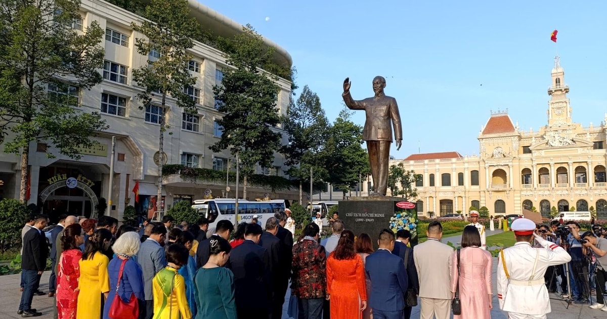 Im Ausland lebende Vietnamesen legen Blumen zum Gedenken an Präsident Ho Chi Minh nieder