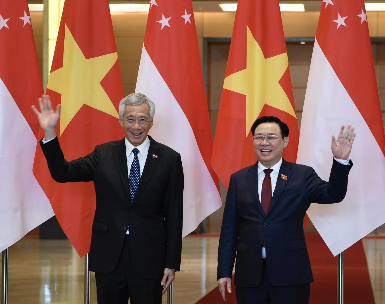 Le président de l'Assemblée nationale Vuong Dinh Hue rencontre le Premier ministre singapourien Lee Hsien Loong