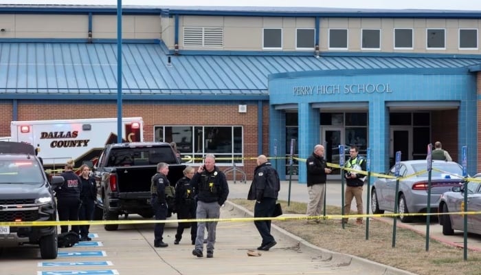 Shooting at US high school, a 6th grade student died