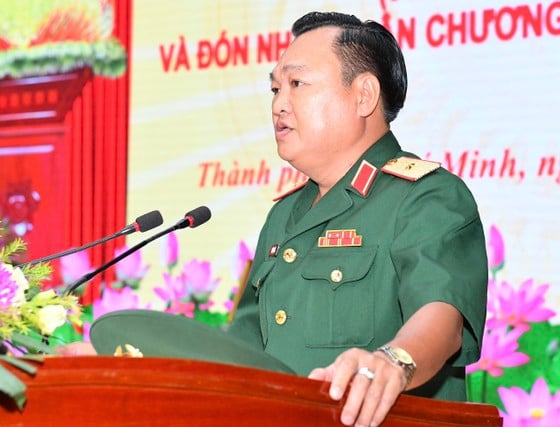 Thiếu tướng Trần Vinh Ngọc, Ủy viên Thường vụ Đảng ủy, Phó Chính ủy Quân khu biểu dương thành tích Báo Quân khu 7 đạt được suốt chặng đường 60 năm hình thành và phát triển. Ảnh: VIỆT DŨNG