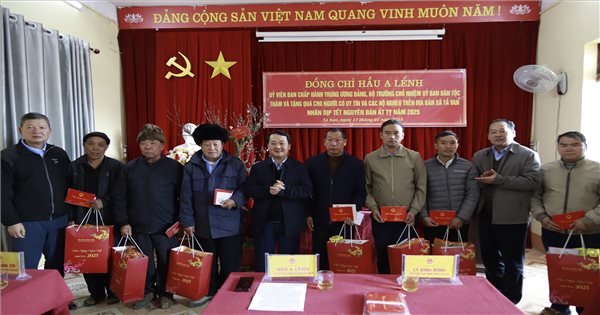 Minister, Chairman of the Ethnic Committee Hau A Lenh visited and wished a Happy New Year to prestigious people and poor ethnic minority households in Sa Pa town, Lao Cai province.