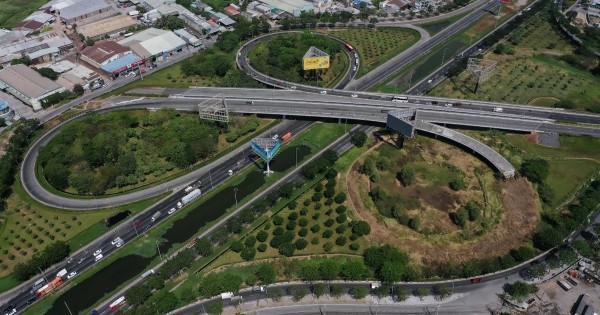 Primer plano de la calle Vo Van Kiet que se conecta con la autopista de la ciudad de Ho Chi Minh