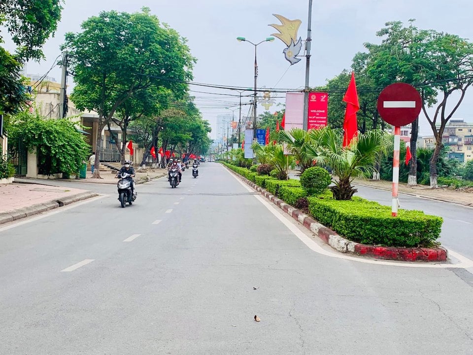 Calles limpias, coloridas con banderas y flores en el distrito de Thanh Tri