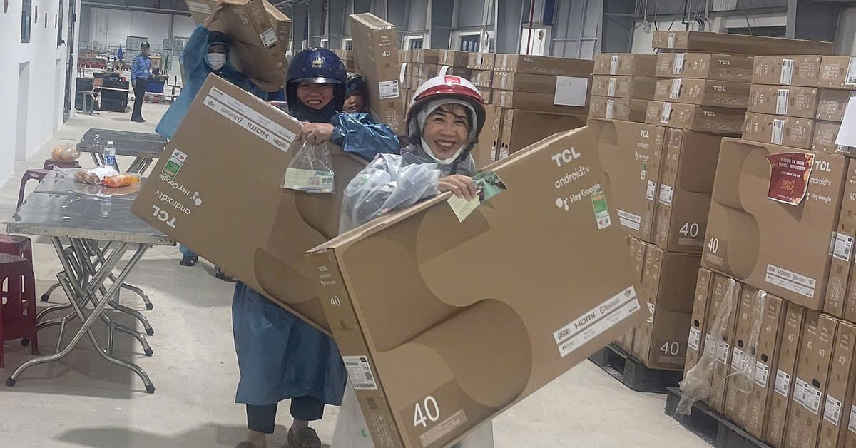 Giving 4,400 workers a TV each, a creative way for a company to reward them for Tet