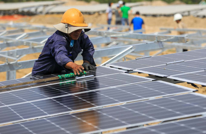 Workers install and clean solar panels at a project in Ninh Thuan, 2019. Photo: Quynh Tran