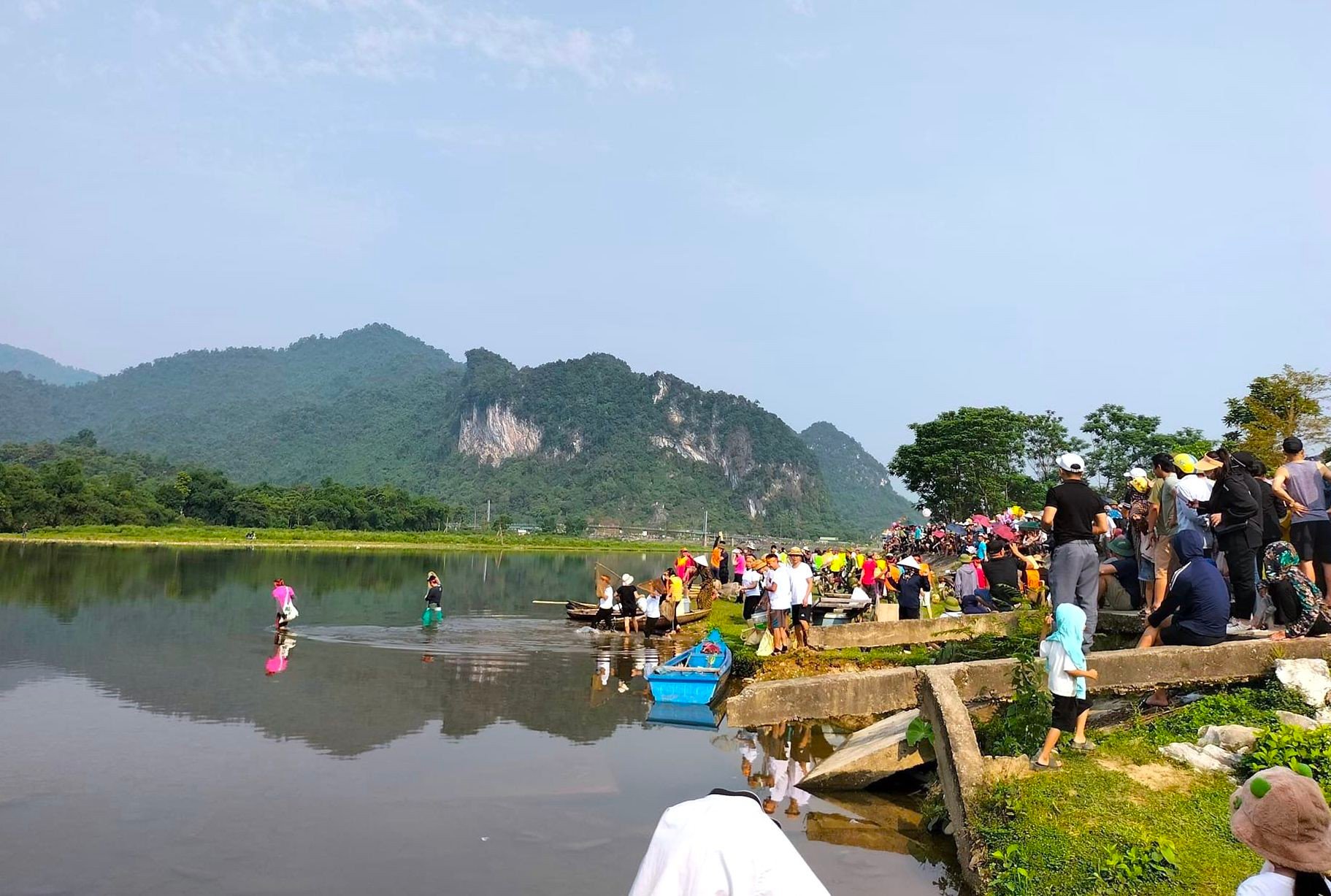 ชาวบ้านนับพันนำแหมาแข่งขันจับปลาที่แม่น้ำ ภาพที่ 7