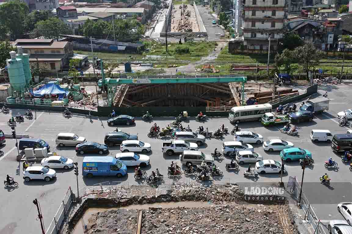 Hầm chui qua đường sắt đang thi công tại Hà Nội ngập ngụa nước sau bão- Ảnh 1.