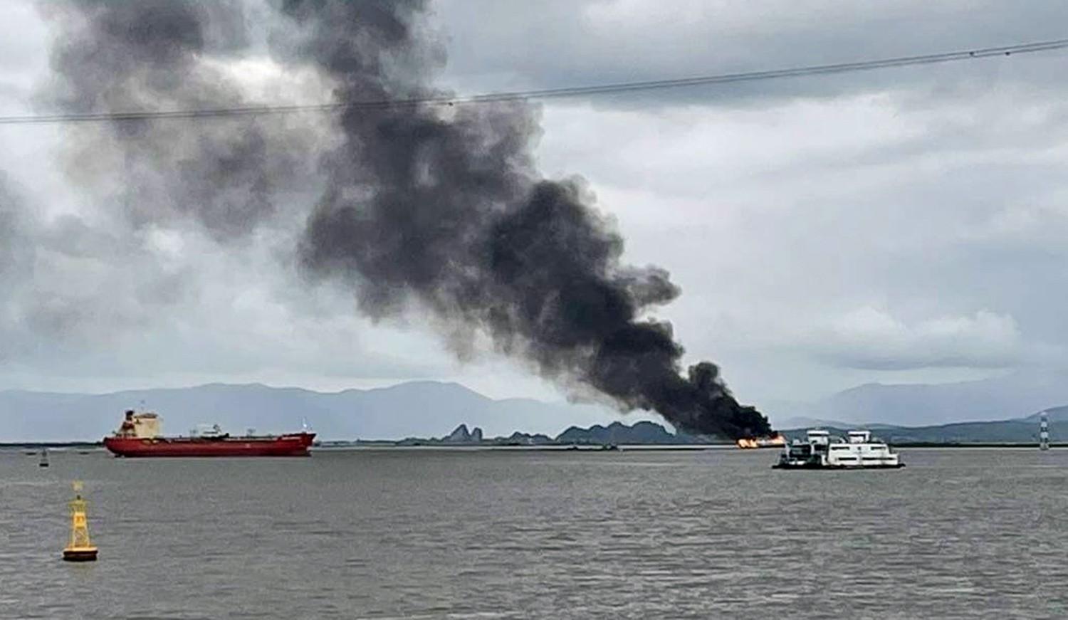 Événement - Hai Phong : un bateau de croisière en feu