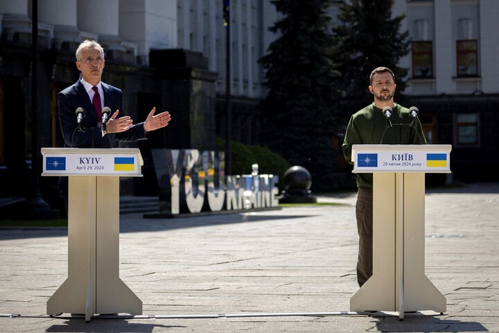 Le secrétaire général de l'OTAN, Jens Stoltenberg (à gauche), et le président ukrainien Volodymyr Zelensky lors d'une conférence de presse le 29 avril à Kiev. (Photo : Reuters)