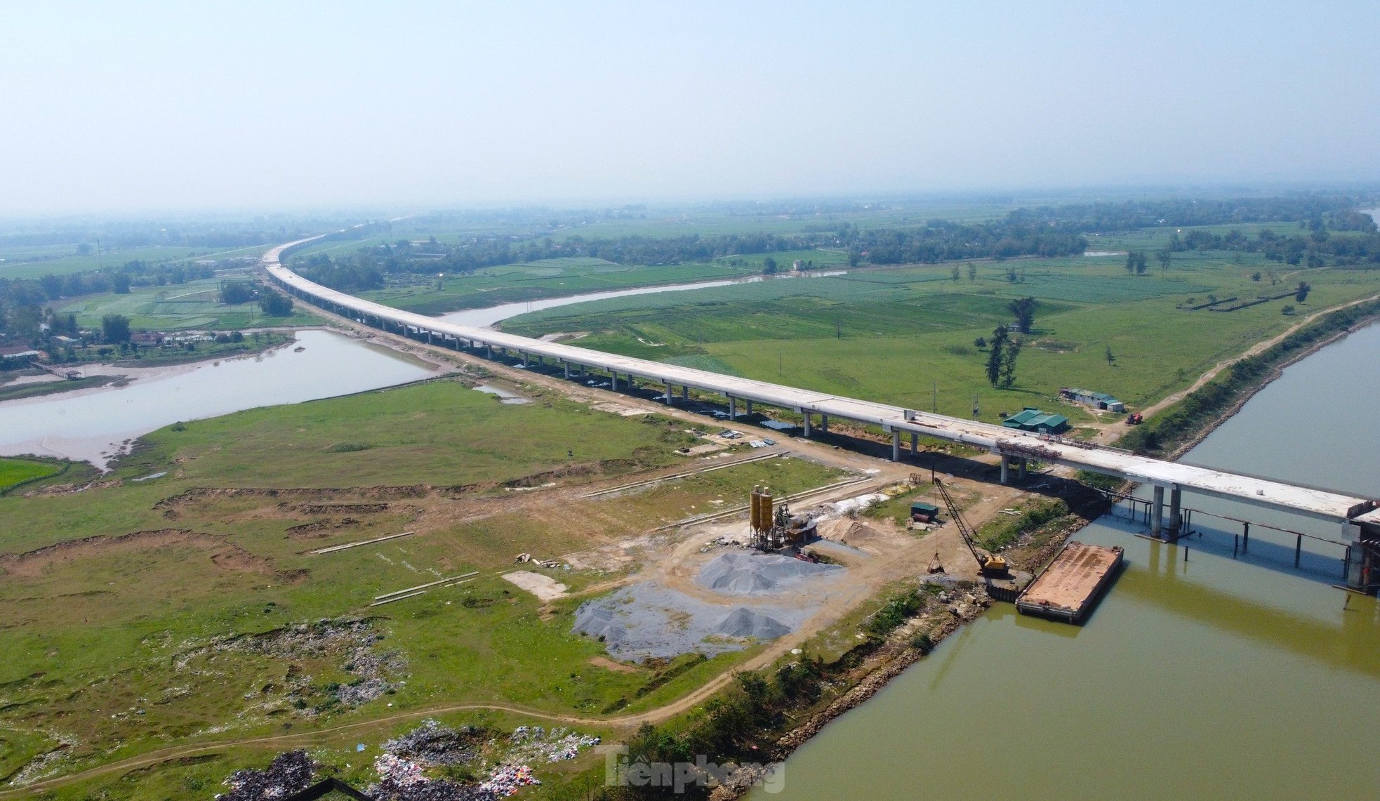 The bridge over the river connecting Nghe An and Ha Tinh provinces before the day of closing photo 10