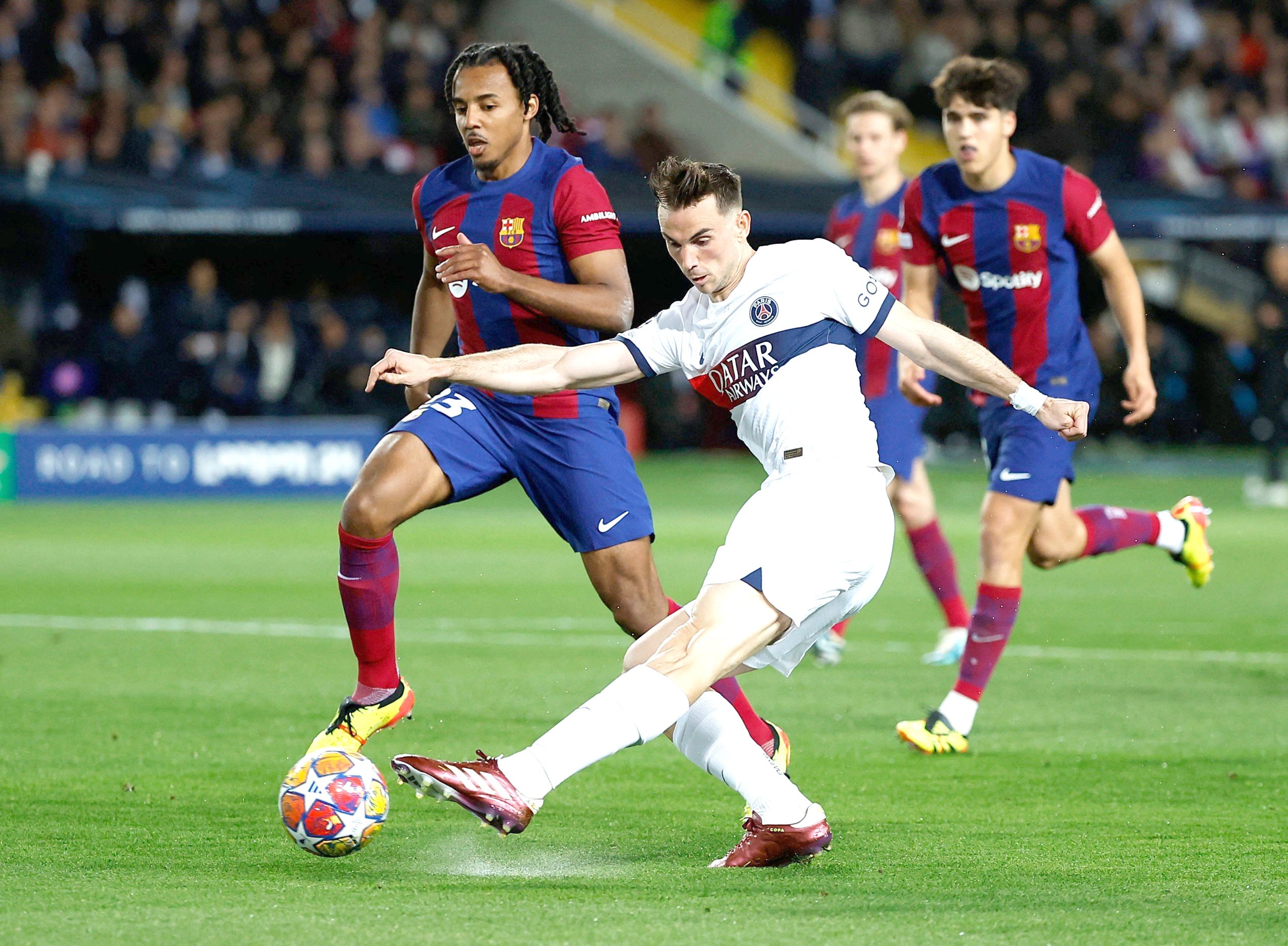 PSG (phải) liệu có trở thành nhà vô địch Champions League năm nay?