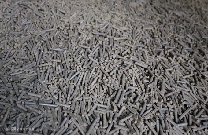 Chicken feather pellets cost from 10,000-22,000 VND. Photo: Dac Thanh