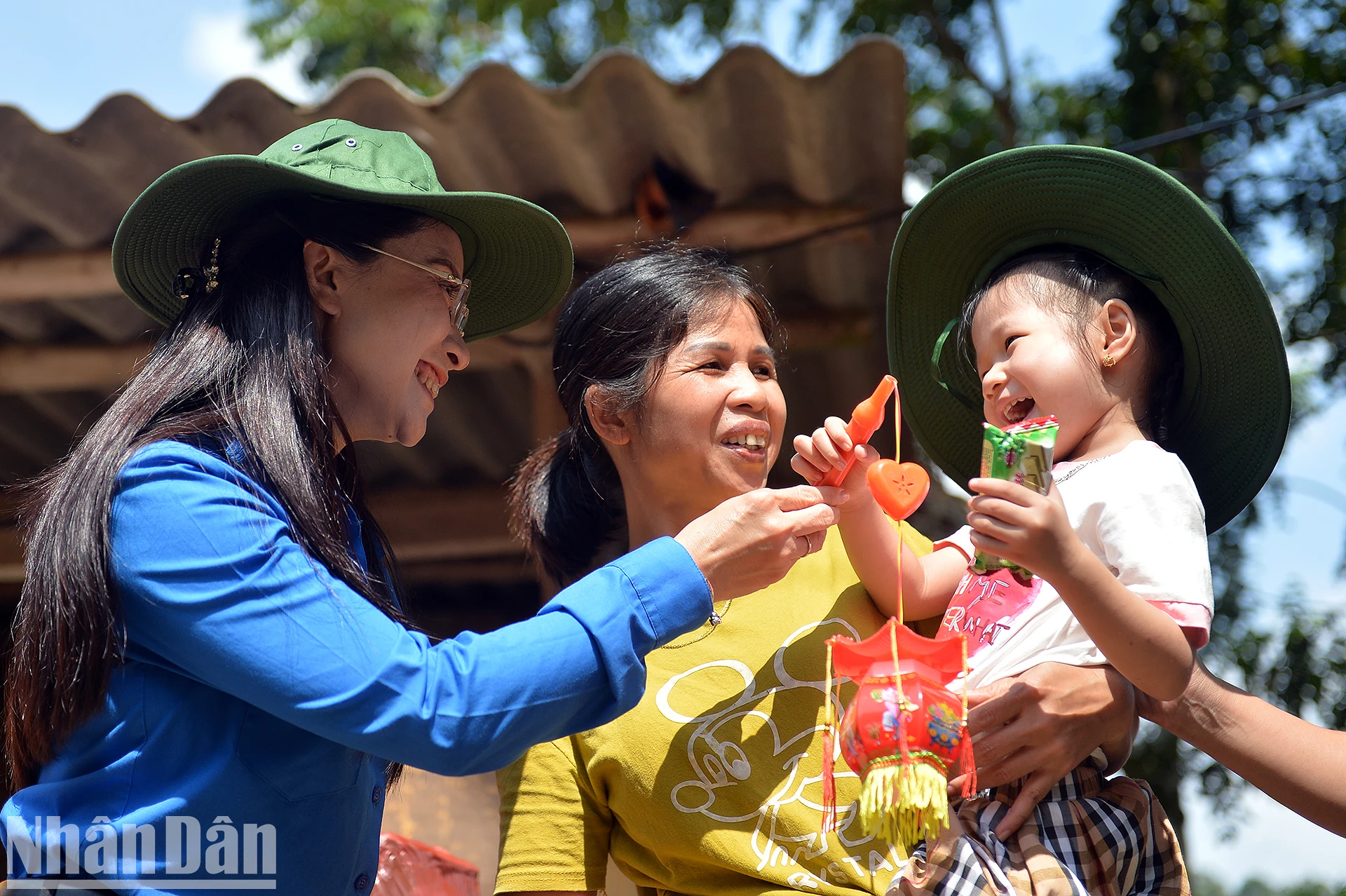 [Photo] Bringing Mid-Autumn Festival early to children in flood-hit areas photo 11