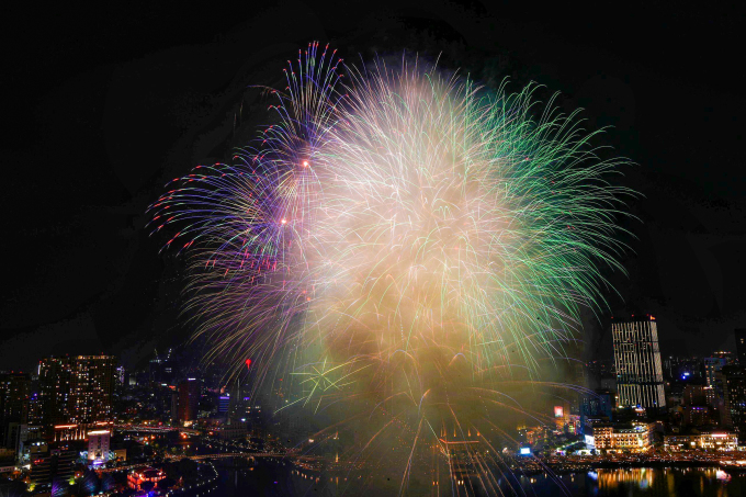 The moment fireworks lit up the sky of Ho Chi Minh City. Photo: Quynh Tran