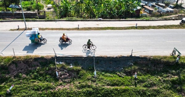 Close-up of landslide on the right bank of Day River in Hanoi