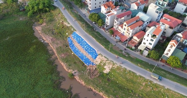 Nahaufnahme des Yen Nghia-Deichs mit drei Erdrutschstellen, die derzeit den Fahrzeugverkehr verhindern