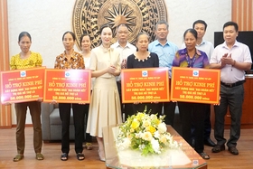 Don de 200 millions de VND pour la construction de la Grande Maison de la Solidarité dans le district de Tam Nong