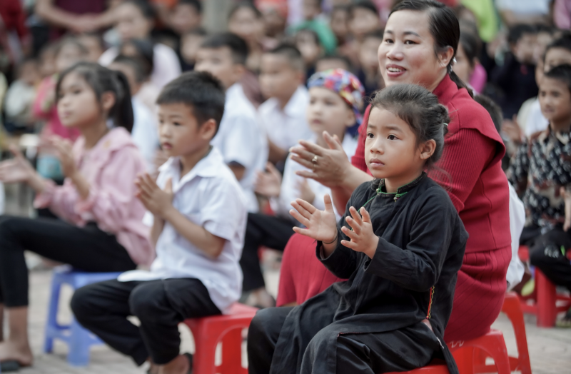 Các thầy, cô giáo cùng các em học sinh vùng cao vui mừng khi được các nhà hảo quân đến trao tặng những phần quà thiết thực.