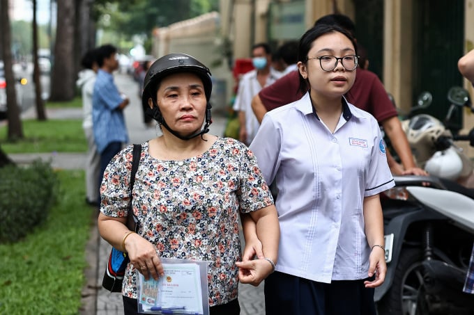 Parents take students to take the entrance exam for grade 10 public schools in Ho Chi Minh City, June 2023. Photo: Quynh Tran