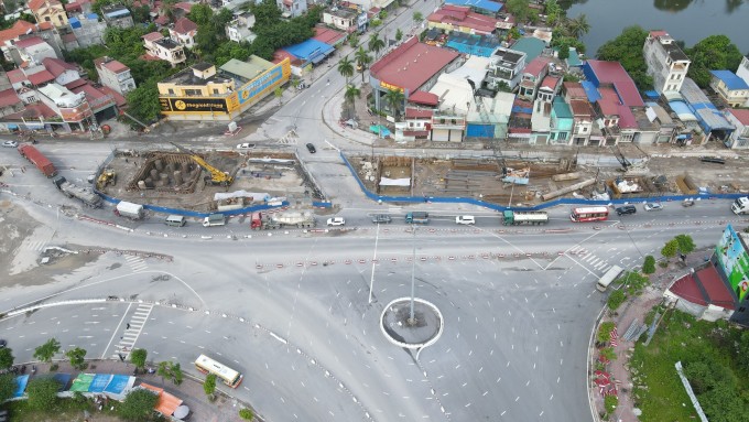 L'intersection à différents niveaux en construction, où se trouve la maison de Mme Trang, est soumise à autorisation. Photo : Le Tan