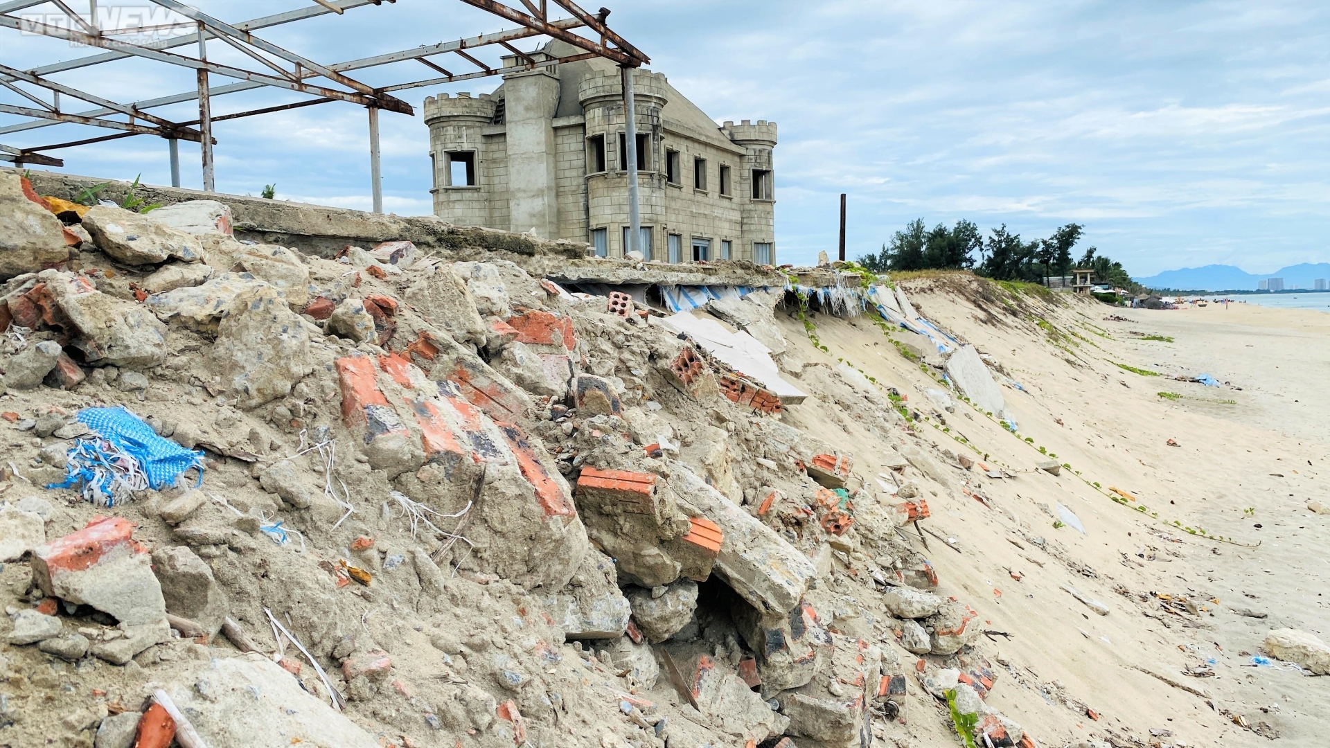 2兆ドン以上の価値がある観光地が「停滞」、ホイアンビーチ沿いの「黄金の土地」約7万平方メートルが無駄に - 3