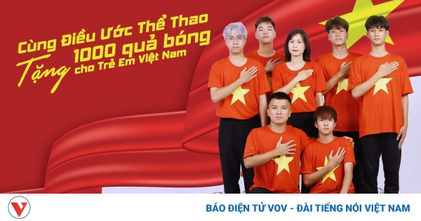 Quang Hai, Van Hau and Do Kim Phuc give 1,000 footballs to Vietnamese children