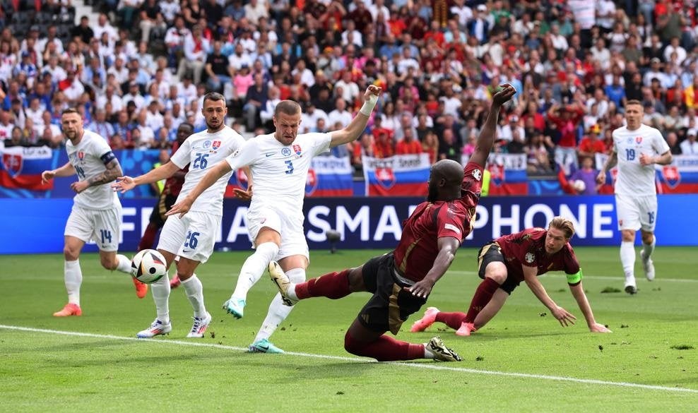 슬로바키아(흰색)가 벨기에를 상대로 1-0으로 승리했습니다. 사진: UEFA