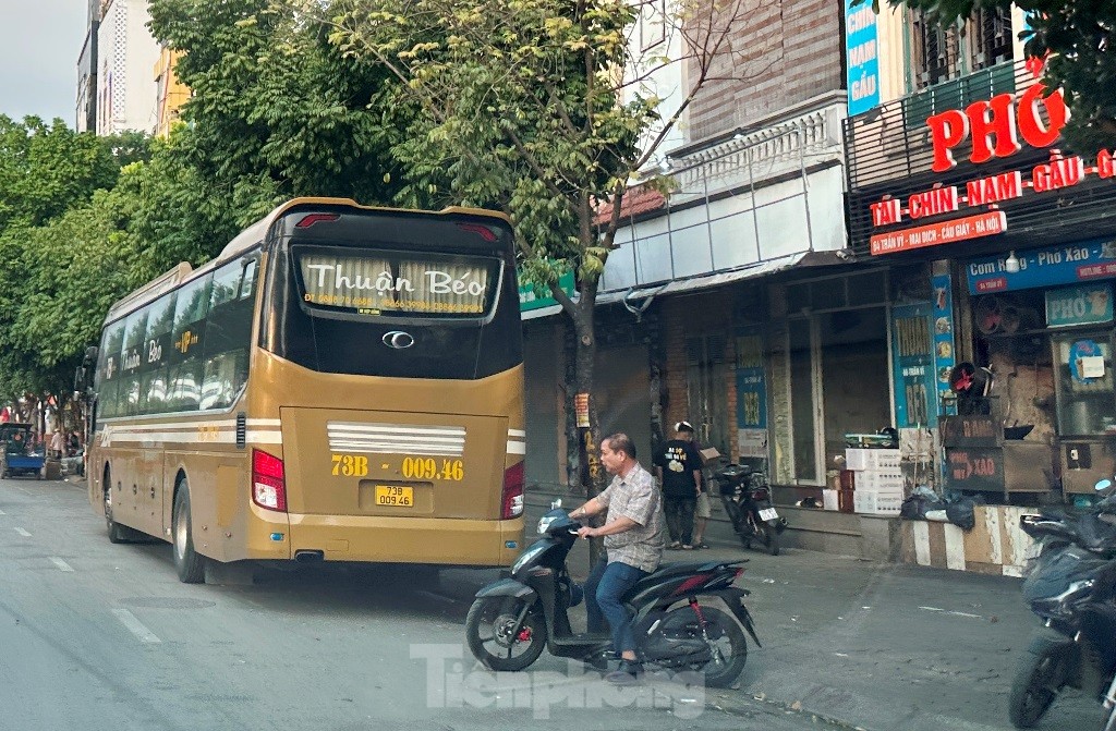 Close-up of the 900 meter long street with 11 bus offices whose licenses have just been proposed to be revoked photo 5