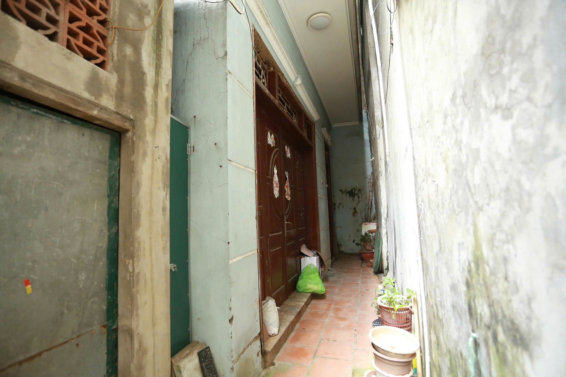 Un callejón muy pequeño en el corazón de Hanoi: las motos tienen que atravesar la pared para poder pasar. Foto 7