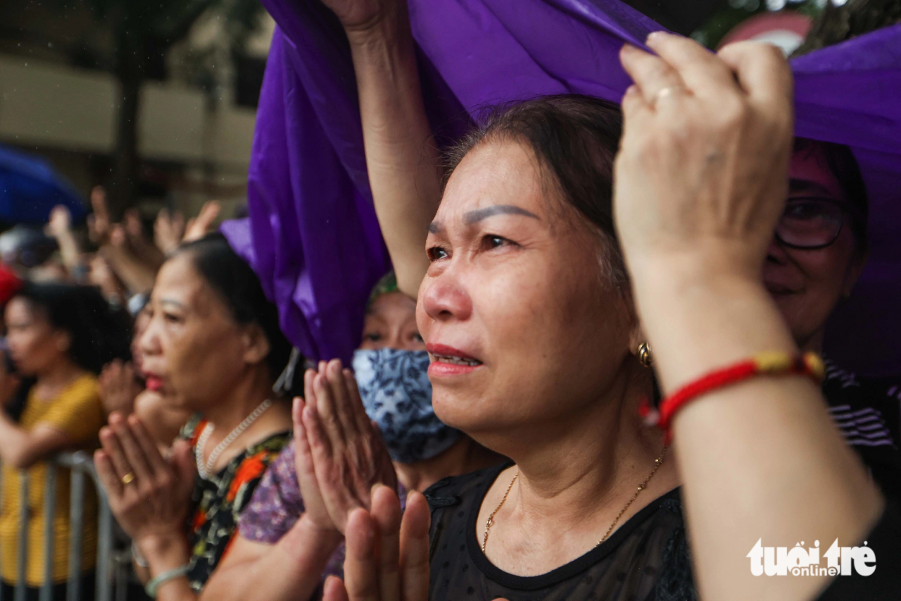 Die Menschen in Hai Phong wischen sich im Regen die Tränen ab, um sich vom verstorbenen stellvertretenden Premierminister Le Van Thanh zu verabschieden