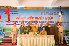 Cam Lo: Signing of cooperation agreement to strengthen propaganda to ensure traffic safety and order among monks, nuns, and Buddhists