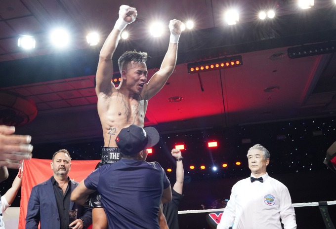 Van Thao was excited after the referees awarded Torres a point win. Photo: Dong Huyen