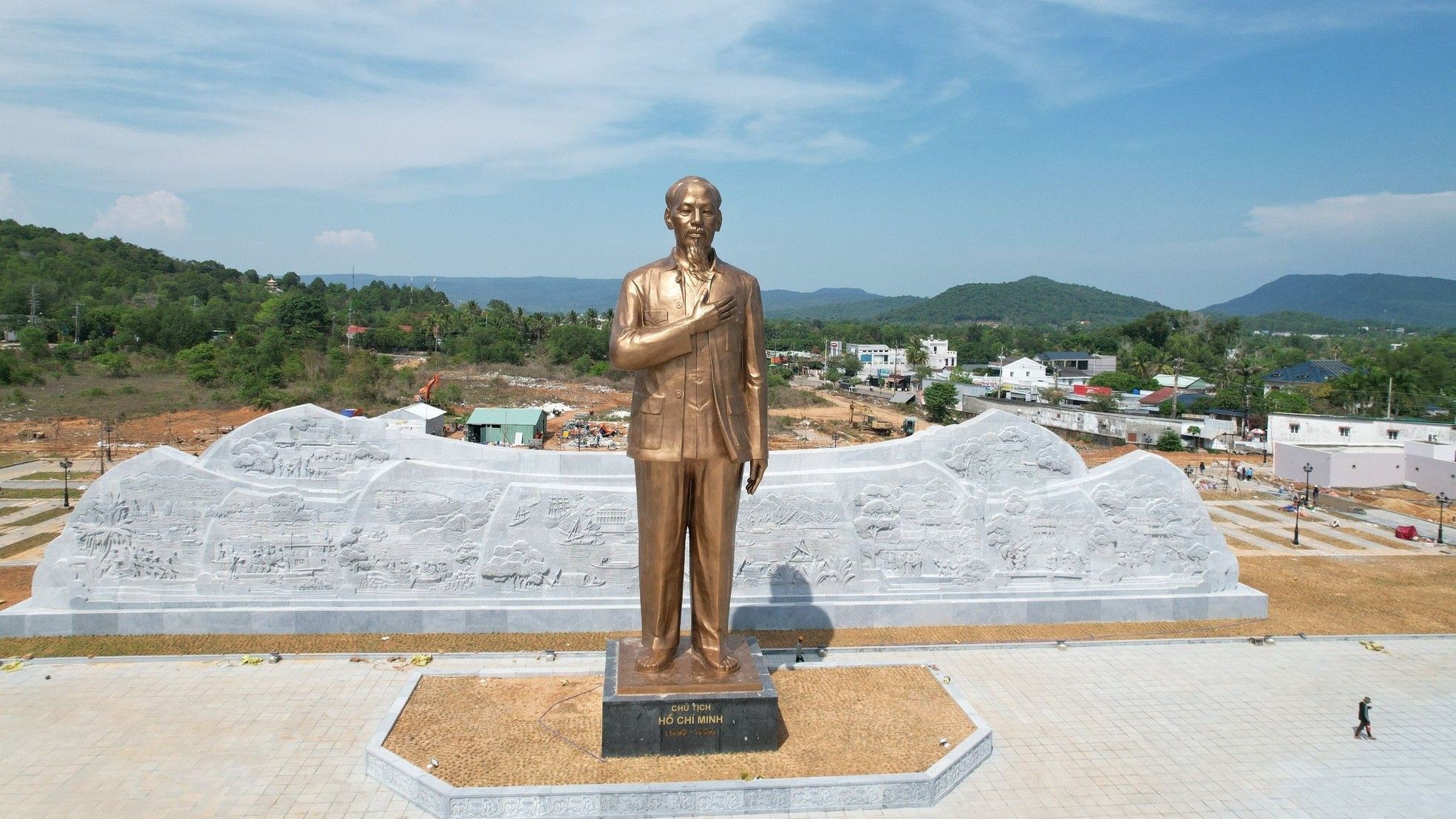 취임식 전 푸꾸옥의 호 삼촌 기념비 사진 1