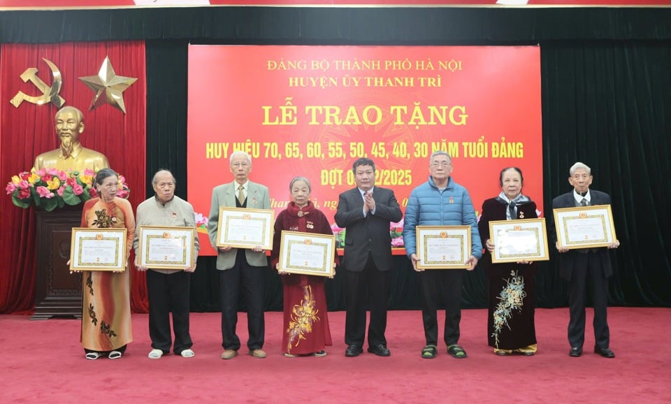 Le secrétaire adjoint permanent du Comité du Parti de la ville, Nguyen Van Phong, a présenté l'insigne du Parti à Thanh Tri - Photo 2