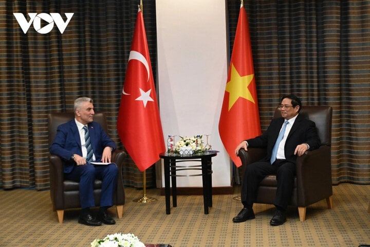 Prime Minister Pham Minh Chinh and Turkish Minister of Trade Omer Bolat.