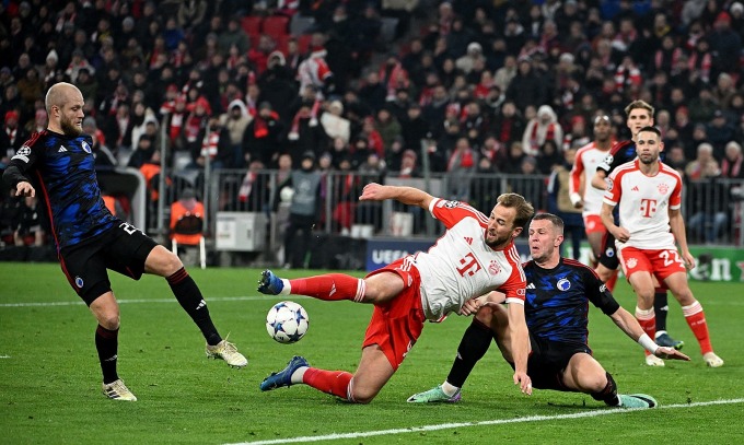 Kane (rojo y blanco) se inclina para disparar mientras es marcado por un defensor de Copenhague en el Allianz Arena el 29 de noviembre. Foto: Reuters