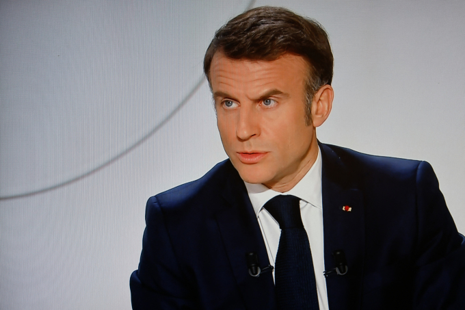 ប្រធានាធិបតី​បារាំង Emmanuel Macron ក្នុង​បទសម្ភាសន៍​តាម​ទូរទស្សន៍​នៅ​ថ្ងៃ​ទី ១៤ ខែ​មីនា។ រូបថត៖ AFP